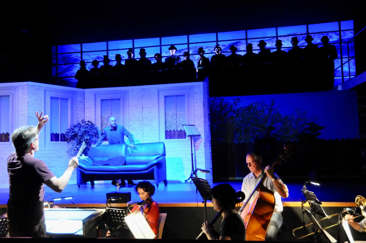 Man sieht Schauspieler auf der Operettenbühne.
